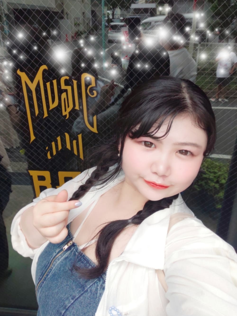 ホワイト系のマウンテンパーカー、ブルー系のキャミソール、ホワイト系のキャミソールを着用したレディースの夏コーディネートの5枚目の写真