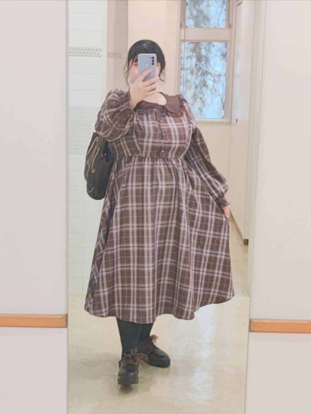 「好きな服を好きなように着る🐷💕、骨格ウェーブ、青木美沙子さんコラボ、しまむら購入品、しまむらコーデ部、最近のいい感じコーデ、お出かけコーデ、チェック柄に恋してる、ぽっちゃり、ポチャイリッシュ、オトナカジュアル、ふくよかコーデ、大きいサイズ、ワンピーススタイル、かわいい系」｜「しまむらのアイテム（ワンピース、ブラウン系）」を使った、きゅるᵕ̈໒꒱·̩͙🔰さん（骨格ウェーブ・レディース・155cm）の春コーディネートの2枚目の写真