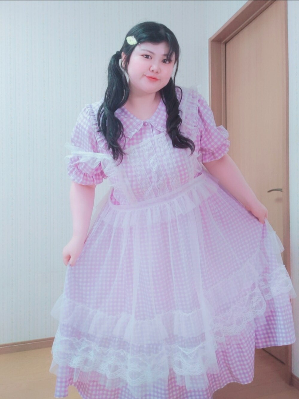 パープル系のワンピース、ピンク系のその他シューズ、ホワイト系のエプロンを着用したレディースの秋コーディネートの2枚目の写真