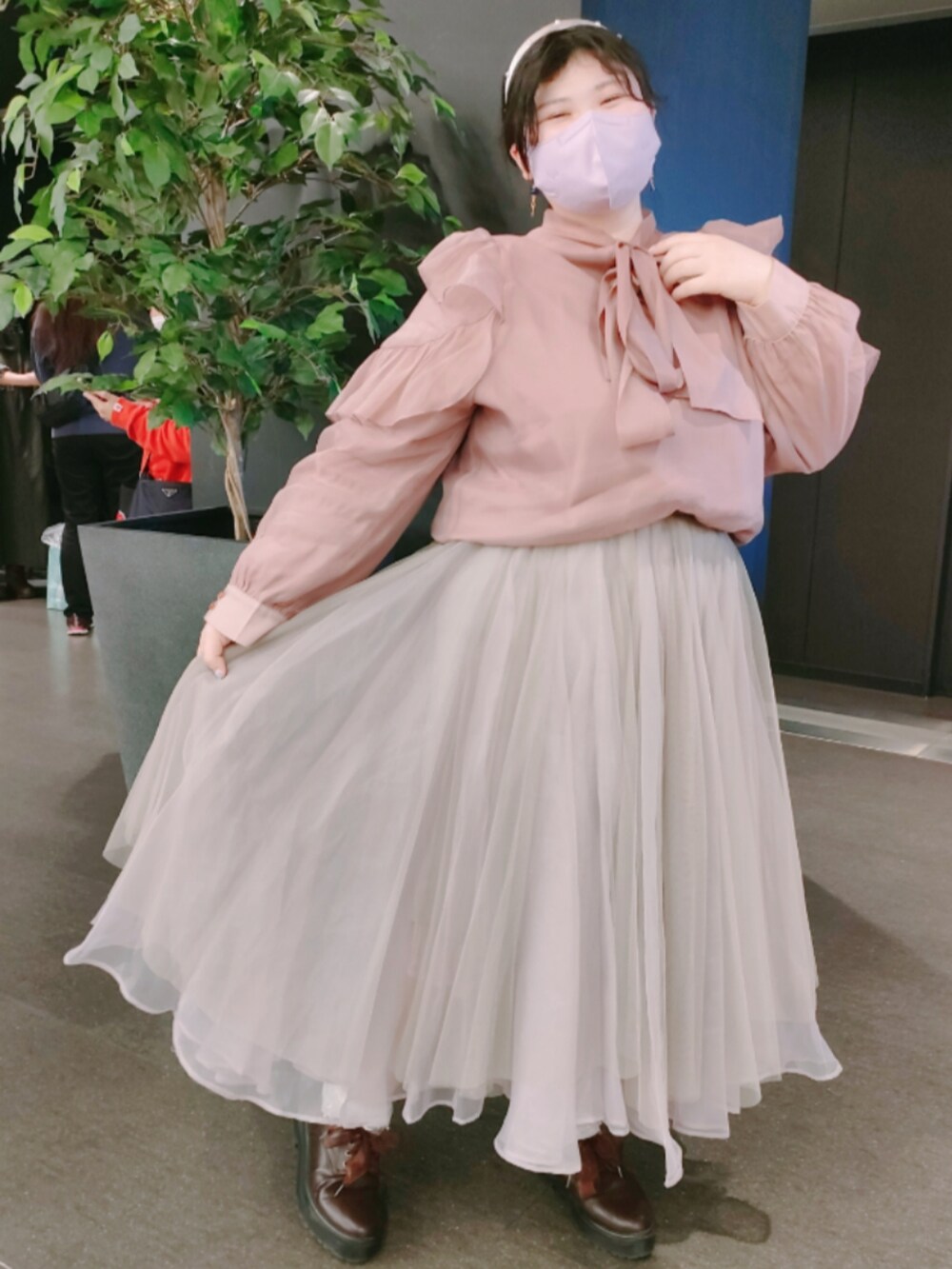 グレー系のスカート、ピンク系のシャツ/ブラウス、ブラウン系のシューズを着用したレディースの冬コーディネートの3枚目の写真