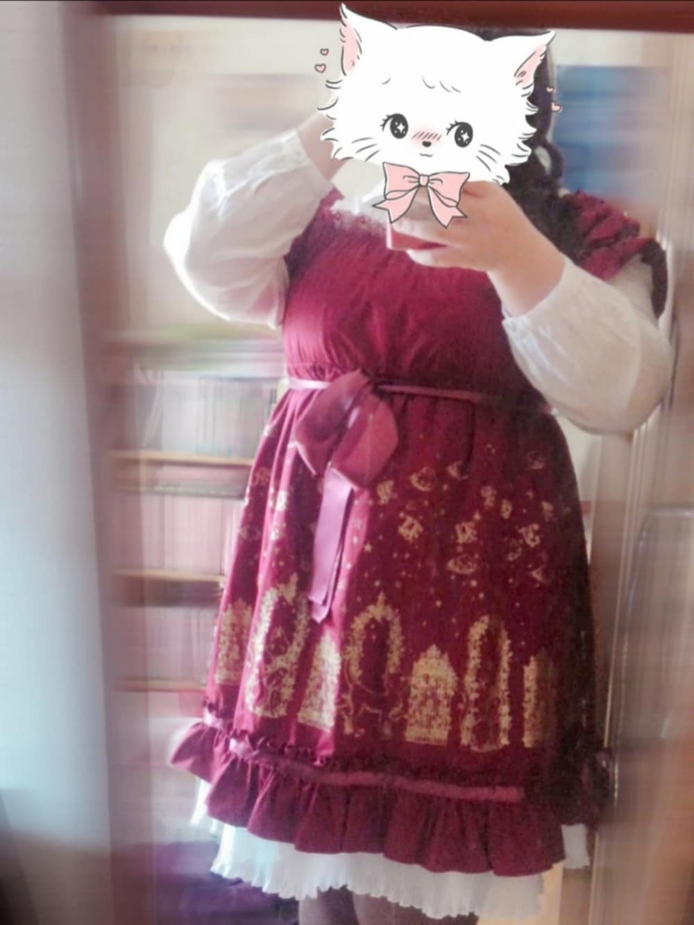 レッド系のワンピース、ベージュ系のスカートを着用したレディースの春コーディネートの4枚目の写真