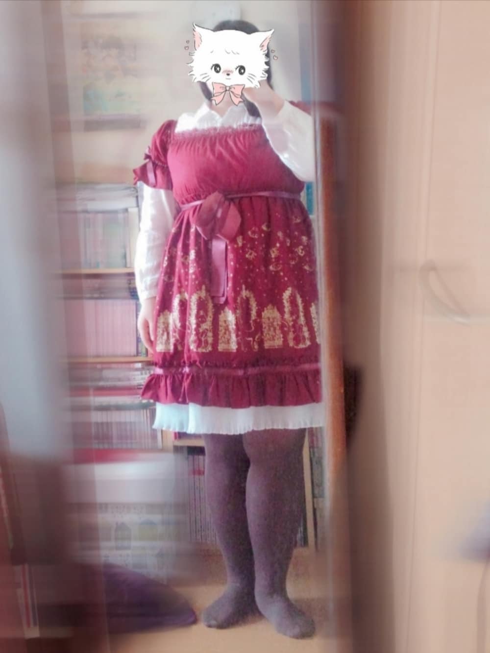 レッド系のワンピース、ベージュ系のスカートを着用したレディースの春コーディネートの3枚目の写真