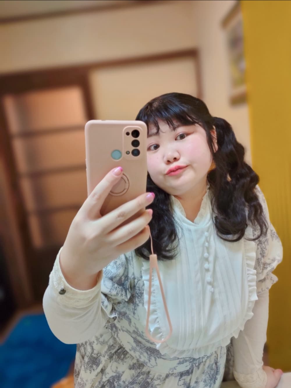 ホワイト系のワンピース、パープル系のカーディガン/ボレロ、ピンク系のショルダーバッグを着用したレディースの春コーディネートの2枚目の写真