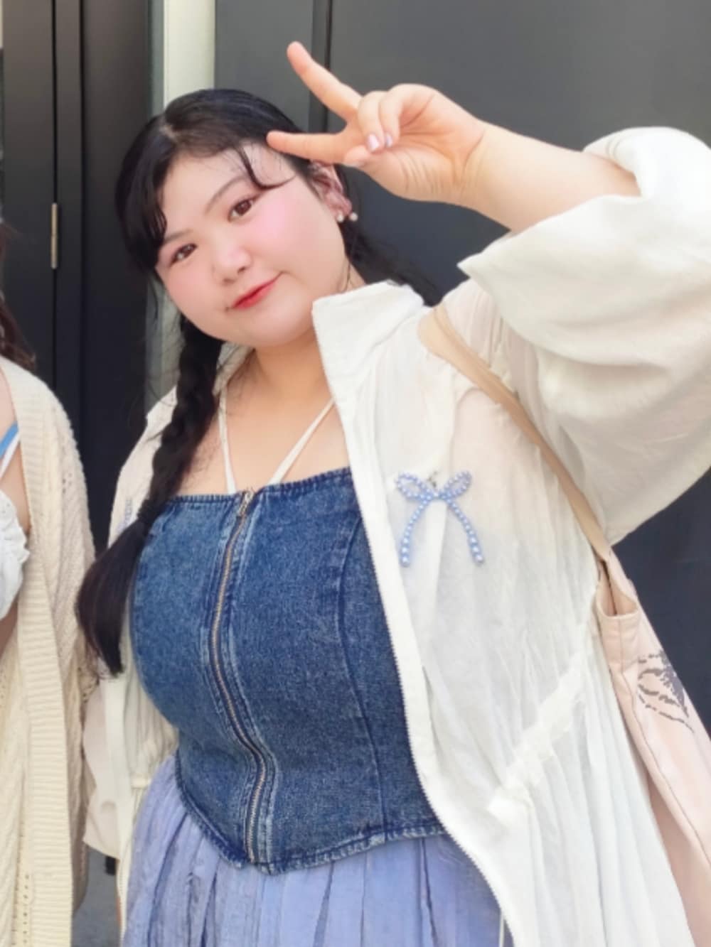 ホワイト系のマウンテンパーカー、ブルー系のキャミソール、ホワイト系のキャミソールを着用したレディースの夏コーディネートの2枚目の写真