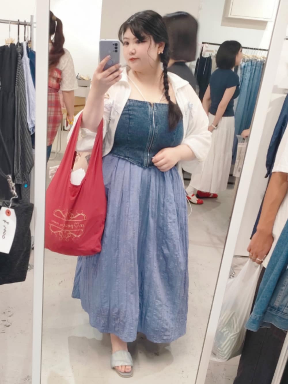 ホワイト系のマウンテンパーカー、ブルー系のキャミソール、ホワイト系のキャミソールを着用したレディースの夏コーディネートの3枚目の写真