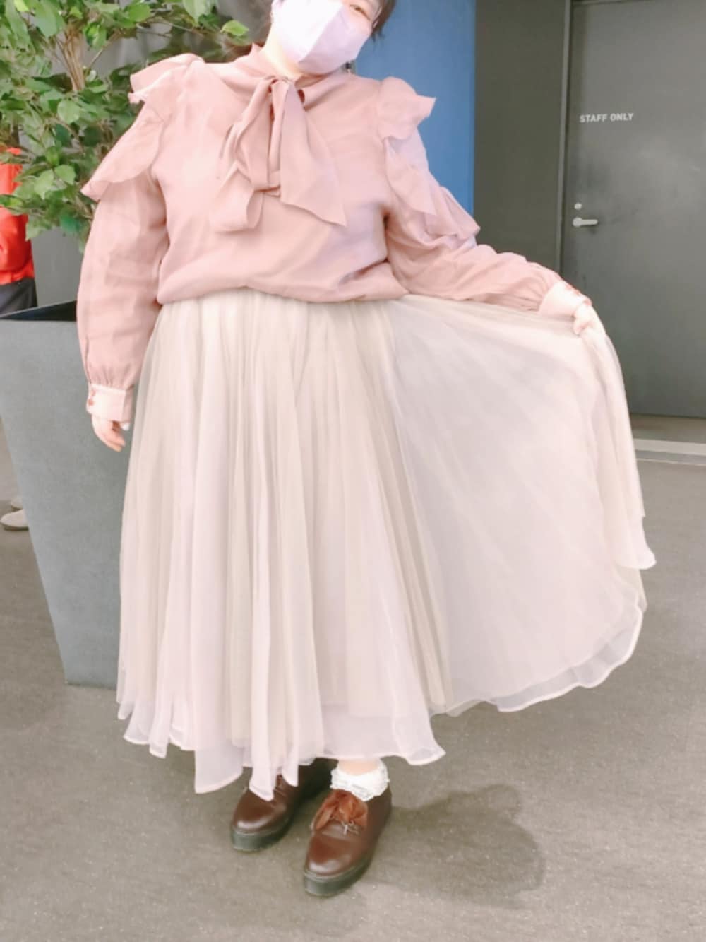 グレー系のスカート、ピンク系のシャツ/ブラウス、ブラウン系のシューズを着用したレディースの冬コーディネートの2枚目の写真