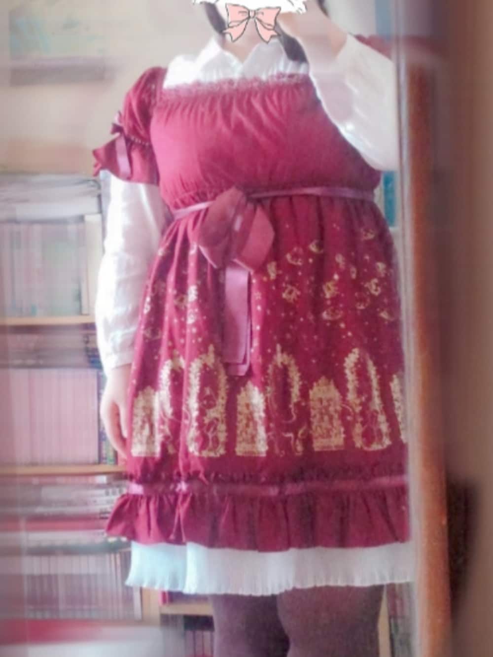 レッド系のワンピース、ベージュ系のスカートを着用したレディースの春コーディネートの2枚目の写真