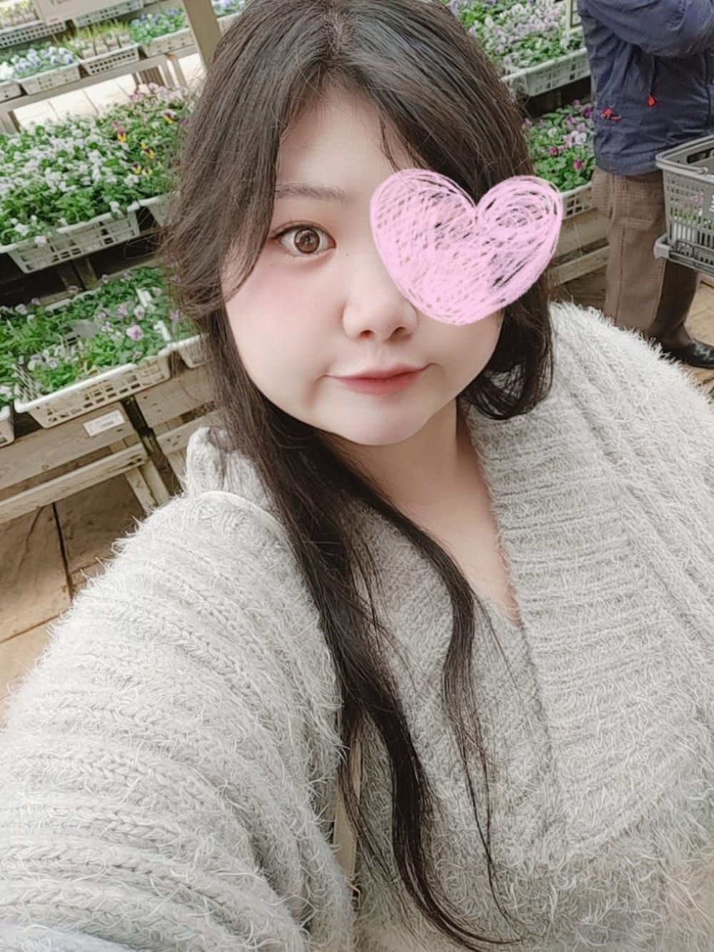 「冬コーデ、シンプルコーデ、ふくよかコーデ、オトナ女子、お出かけコーデ、ラベルエチュード、ラファーファシューズ、甲高幅広、ぽっちゃり、ぽっちゃりコーデ、モコモコニット、フェザーニット、オーバーサイズニット、キレイめカジュアル」｜「LA BELLE ETUDEのフェザーヤーンVニット（ニット/セーター、グレー系）」を使った、きゅるᵕ̈໒꒱·̩͙🔰さん（レディース・155cm）の冬コーディネートの3枚目の写真