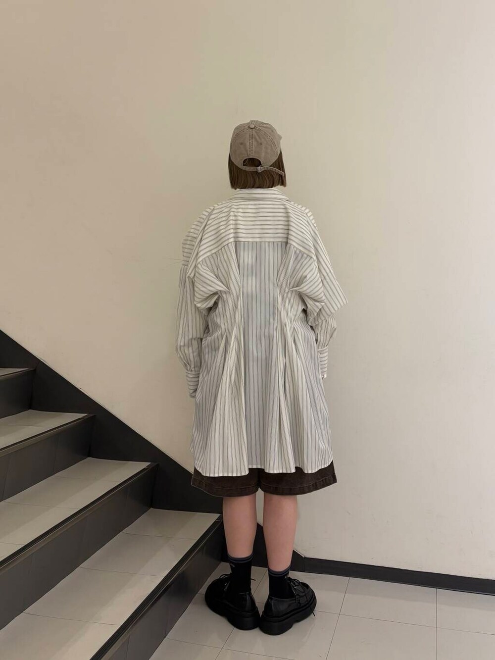 「シャツ、デニム、カジュアル、Tシャツ、ローファー、カジュアルコーデ、ロンT、シャツワンピース、ウエストマーク、ブラウス、kbf_ootd、KBF、メンズライク、カットソー、デニムパンツ」｜「KBFのダメージデザインCAP（キャップ、ベージュ系）」を使った、mzktdさん（レディース・157cm）の冬コーディネートの3枚目の写真