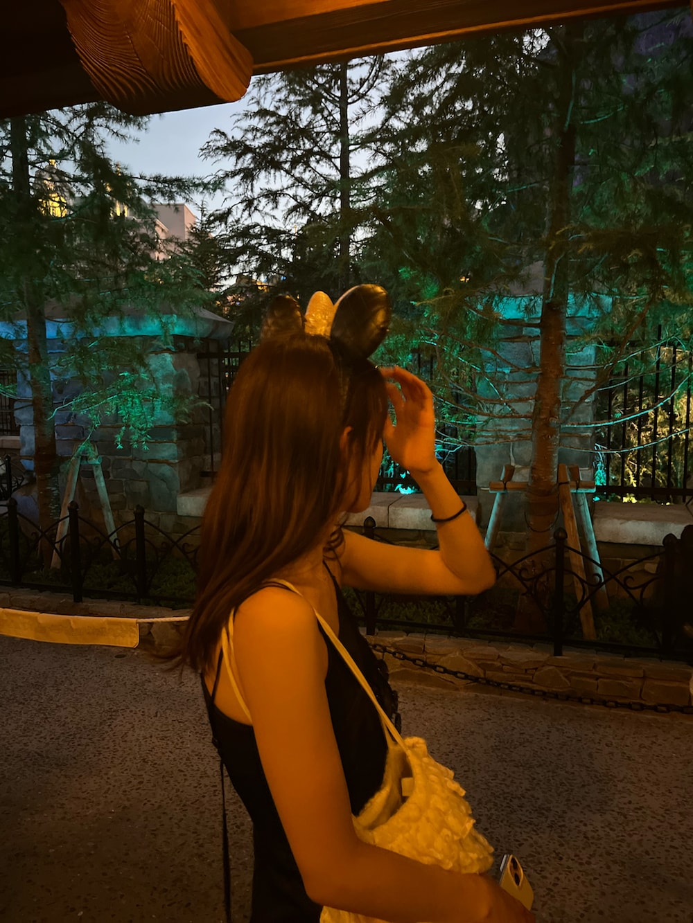 ホワイト系のサンダル、ブラック系のワンピース、ホワイト系のトートバッグを着用したレディースの夏コーディネートの2枚目の写真