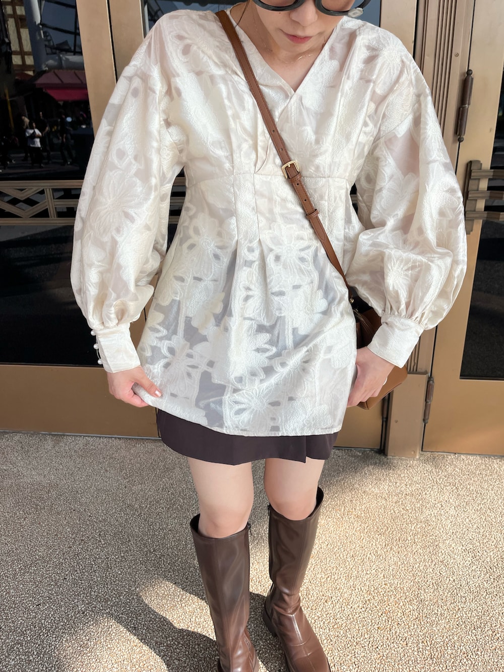 「秋コーデ、秋服、ユニバ、秋冬、テーマパークコーデ、ベージュ、淡い民、淡い色コーデ、淡色コーデ、淡色女子、淡色」｜「Heatherのインヒールストレッチロングブーツ　229820（ブーツ、ブラウン系）」を使った、きぬどーふさん（レディース・160cm）の秋コーディネートの2枚目の写真