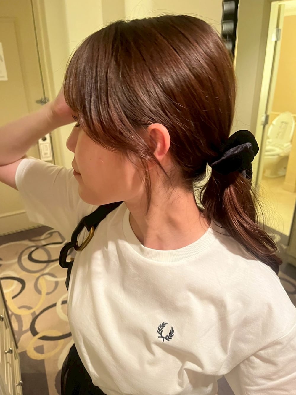 ホワイト系のTシャツ/カットソー、ブラック系のスカート、ブラック系のショルダーバッグを着用したレディースの夏コーディネートの3枚目の写真