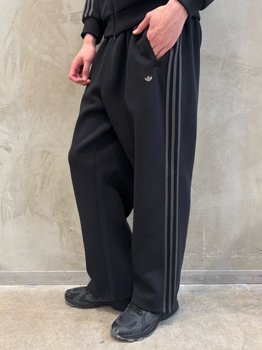 ブラック系のショルダーバッグ、ブラック系のシューズ、ブラック系のナイロンジャケットを着用したメンズの夏コーディネートの5枚目の写真