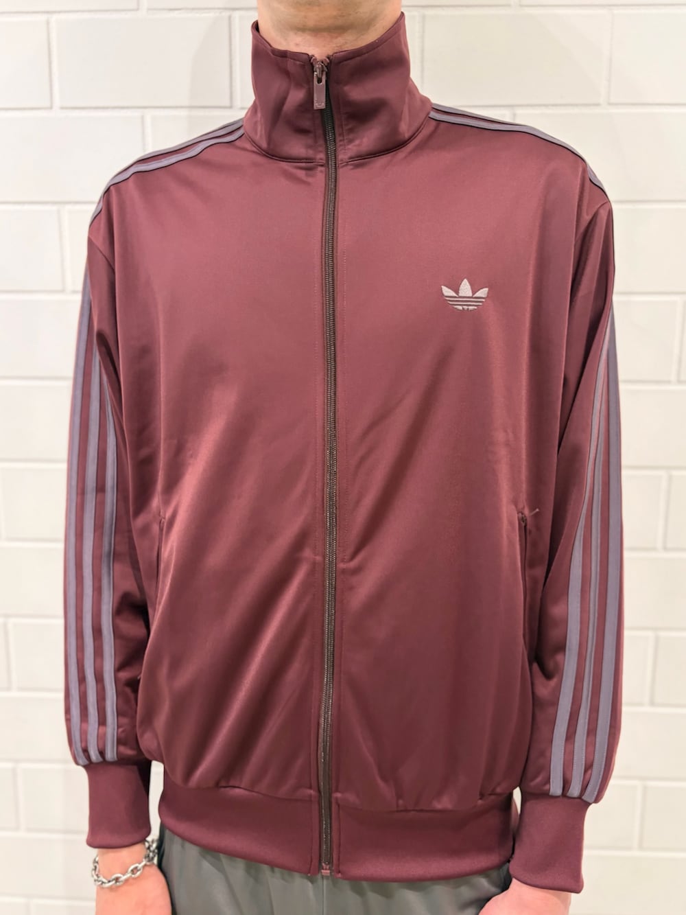 レッド系のスニーカー、レッド系のジャージ、グレー系のその他パンツを着用したメンズの春コーディネートの4枚目の写真