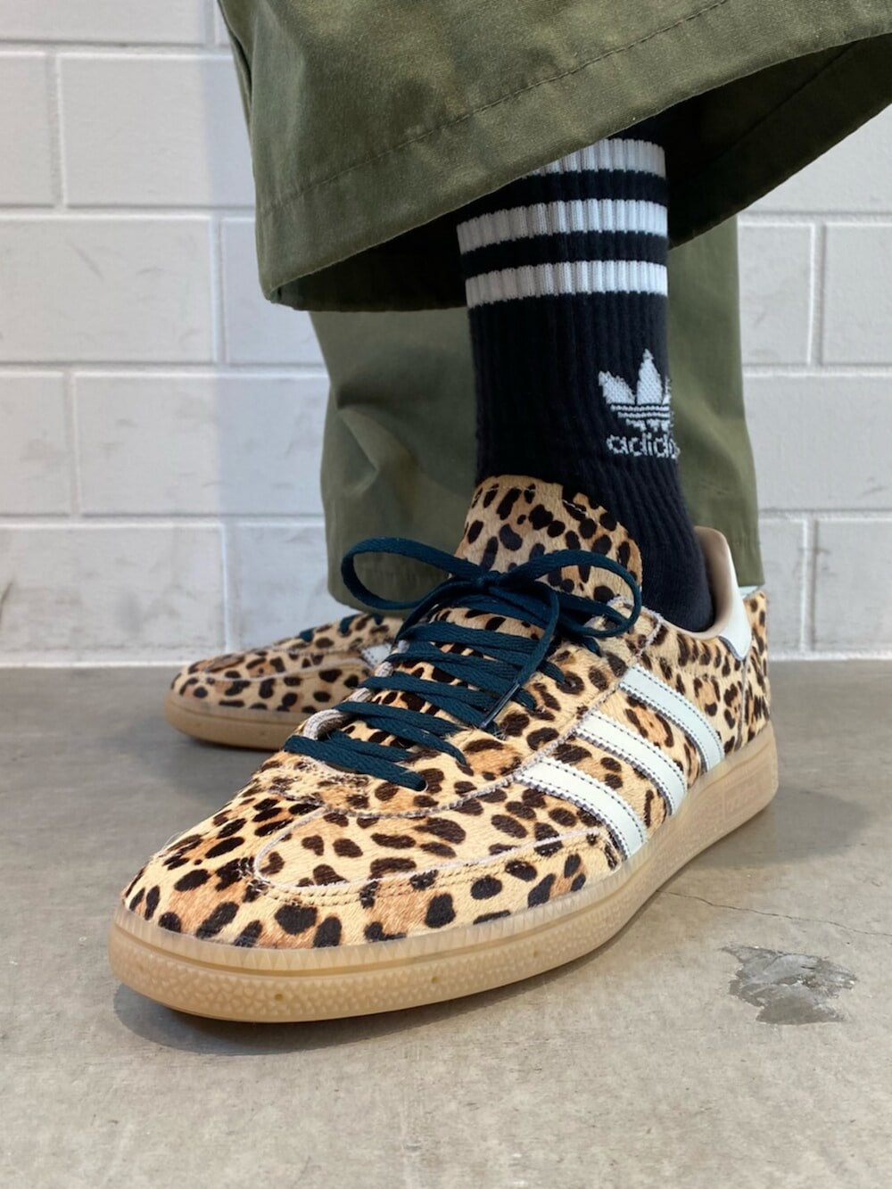 ホワイト系のジャージ、ブラウン系のジャージ、ベージュ系のスニーカーを着用したメンズの冬コーディネートの6枚目の写真