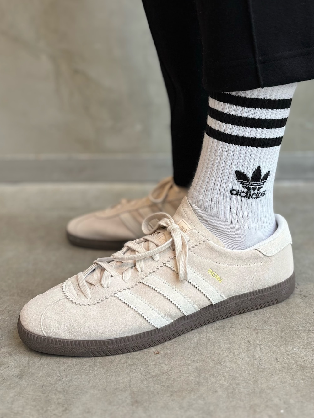 ブラック系のその他パンツ、グレー系のジャージ、ベージュ系のブルゾンを着用したメンズの秋コーディネートの5枚目の写真