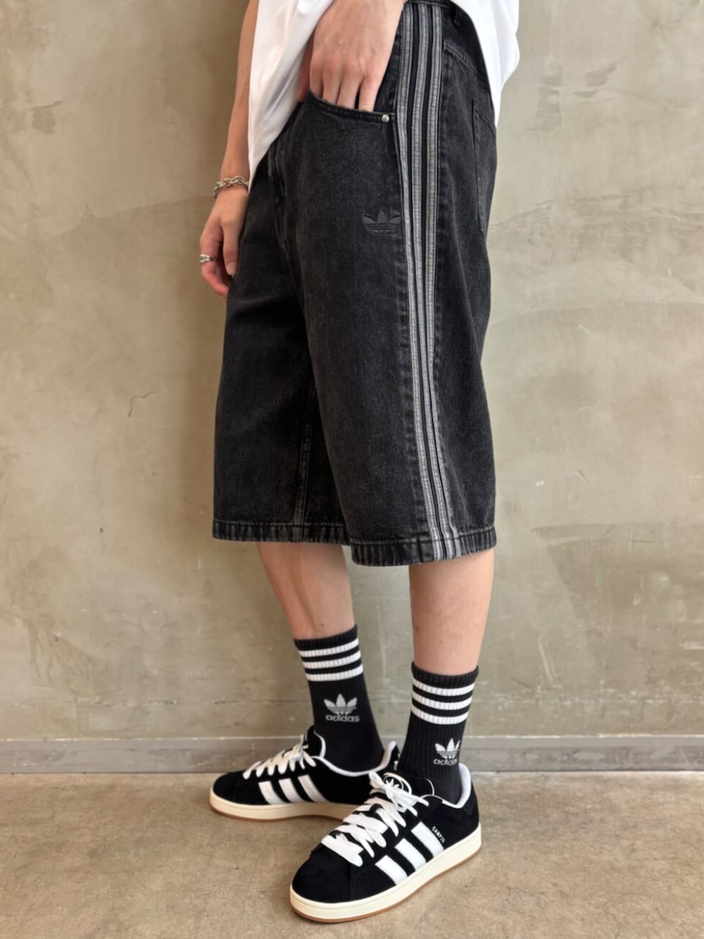 ホワイト系のTシャツ/カットソー、ブラック系のその他パンツ、ブラック系のスニーカーを着用したメンズの夏コーディネートの5枚目の写真