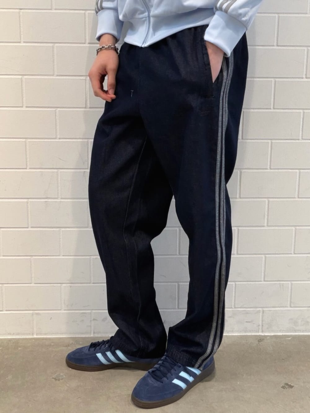 ブルー系のスニーカー、ブルー系のトップスを着用したメンズの春コーディネートの5枚目の写真