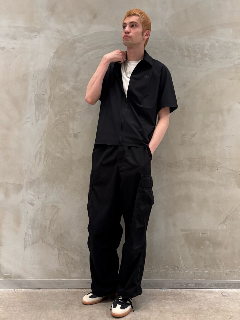 ブラック系のスニーカー、ホワイト系のTシャツ/カットソー、ブラック系のシャツ/ブラウスを着用したメンズの春コーディネートの3枚目の写真