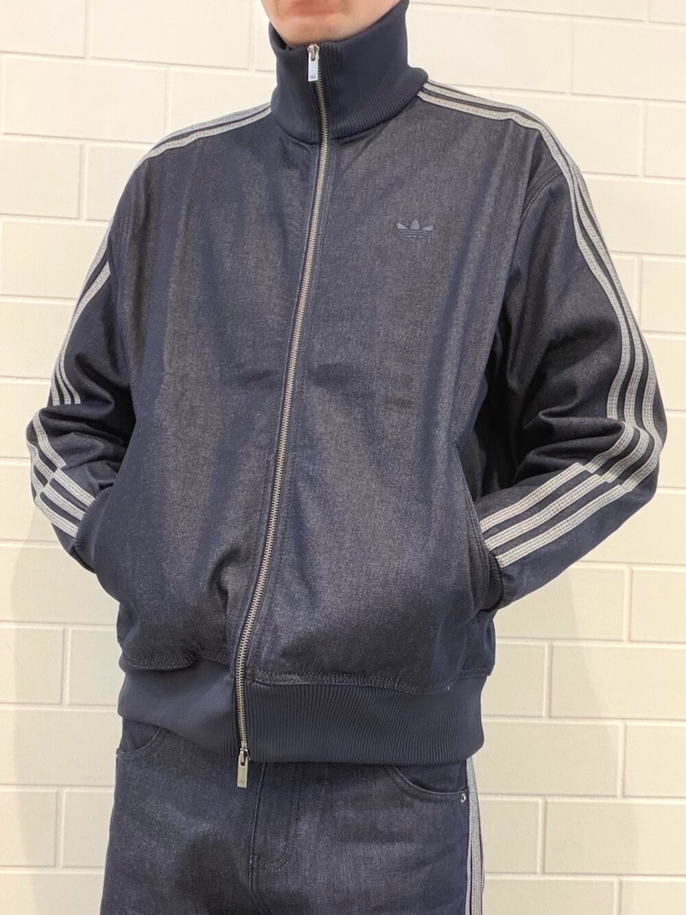 ホワイト系のスニーカー、ブルー系のデニムジャケット、ブルー系のその他パンツを着用したメンズの春コーディネートの3枚目の写真