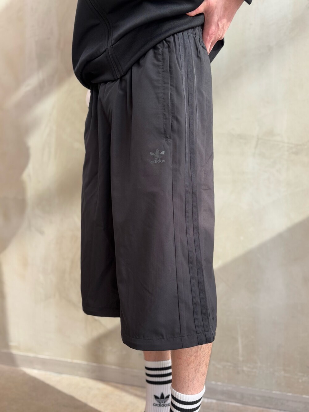 ブラック系のその他パンツ、ブラック系のジャージ、ブラック系のシューズを着用したメンズの冬コーディネートの5枚目の写真