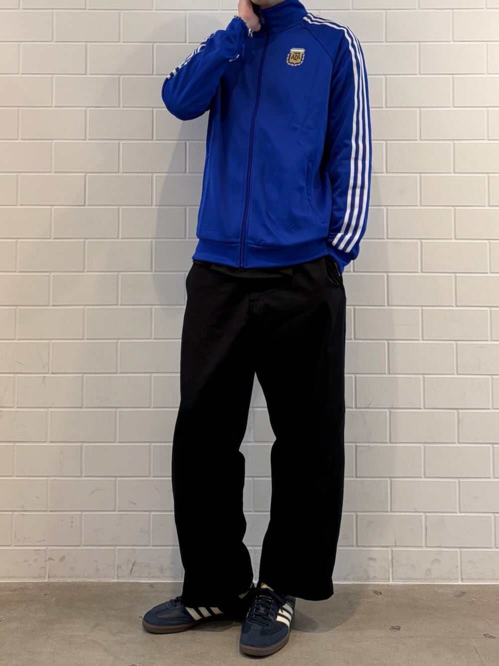 ブルー系のスニーカー、ブルー系のジャージを着用したメンズの春コーディネートの2枚目の写真