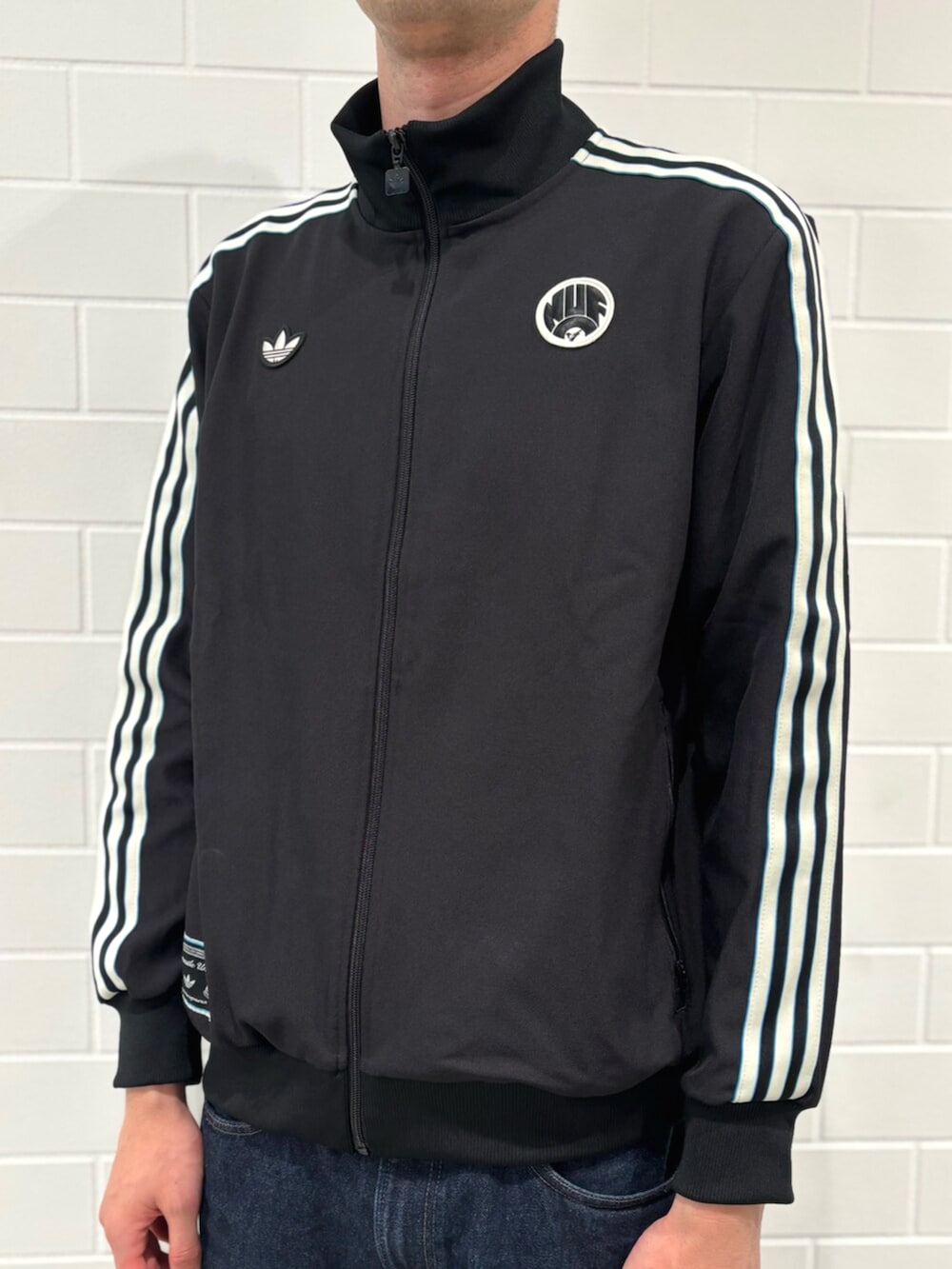 ブラック系のスニーカー、ブラック系のジャージを着用したメンズの秋コーディネートの3枚目の写真