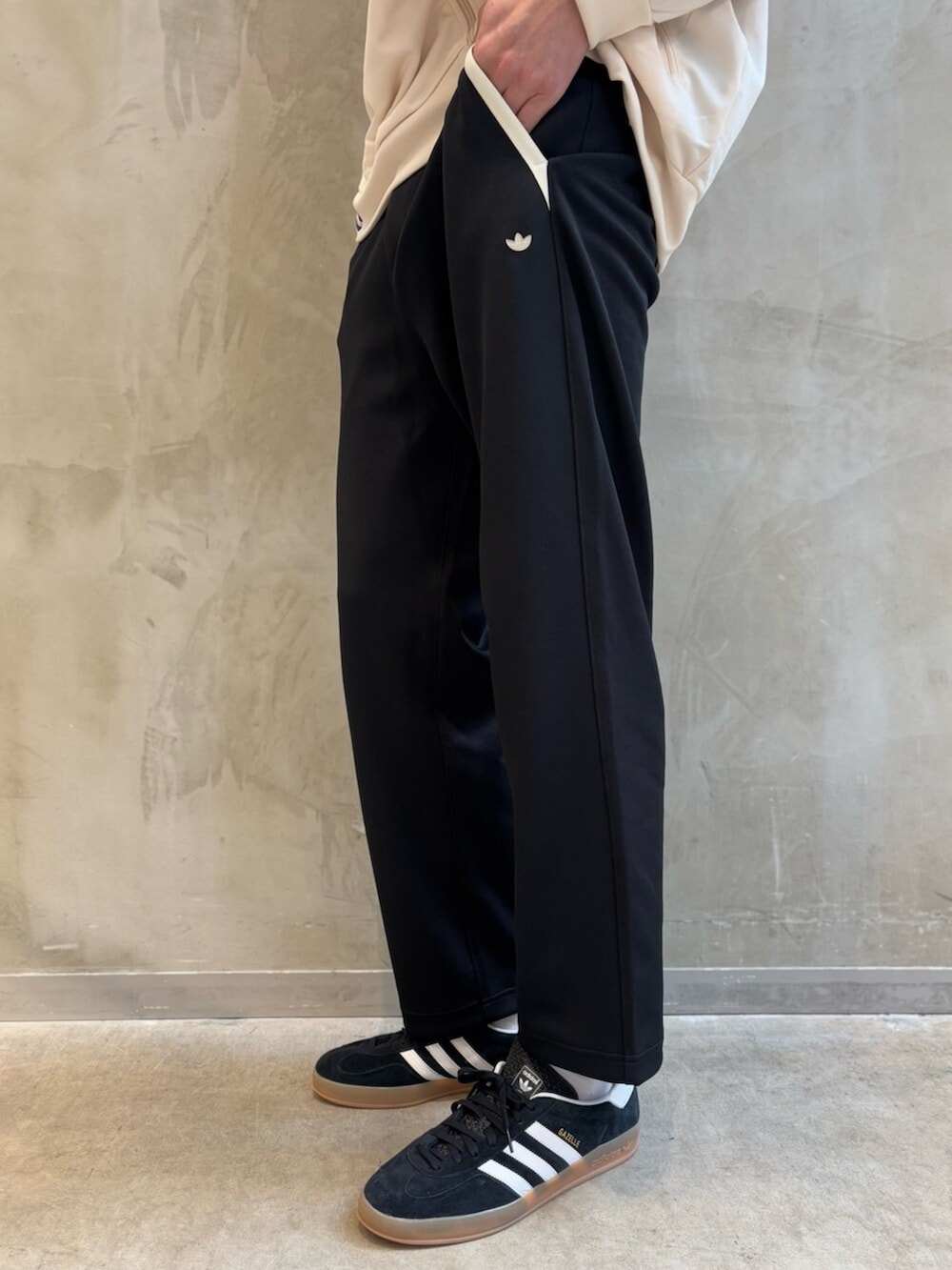ホワイト系のジャージ、ブラック系のその他パンツ、ブラック系のシューズを着用したメンズの冬コーディネートの5枚目の写真