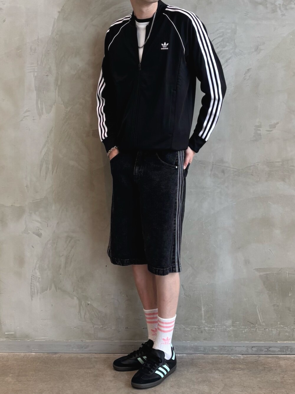 「adidas、adidas originals、アディダス、アディダスオリジナルス、スニーカー、ジャージ、デニムハーフパンツ、デニムパンツ、samba」｜「adidasのアディカラー クラシックス SSTトラックジャケット（ジャージ） / アディダスオリジナルス adidas Originals（ジャージ、ブラック系）」を使った、JNさん（メンズ・195cm）の夏コーディネートの2枚目の写真