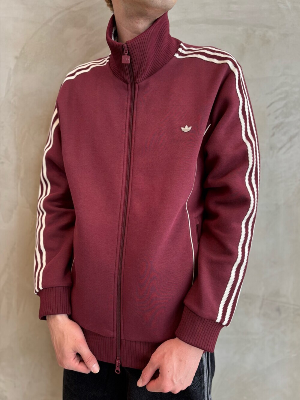 ホワイト系のスニーカー、レッド系のナイロンジャケット、ブラック系のその他パンツを着用したメンズの夏コーディネートの4枚目の写真