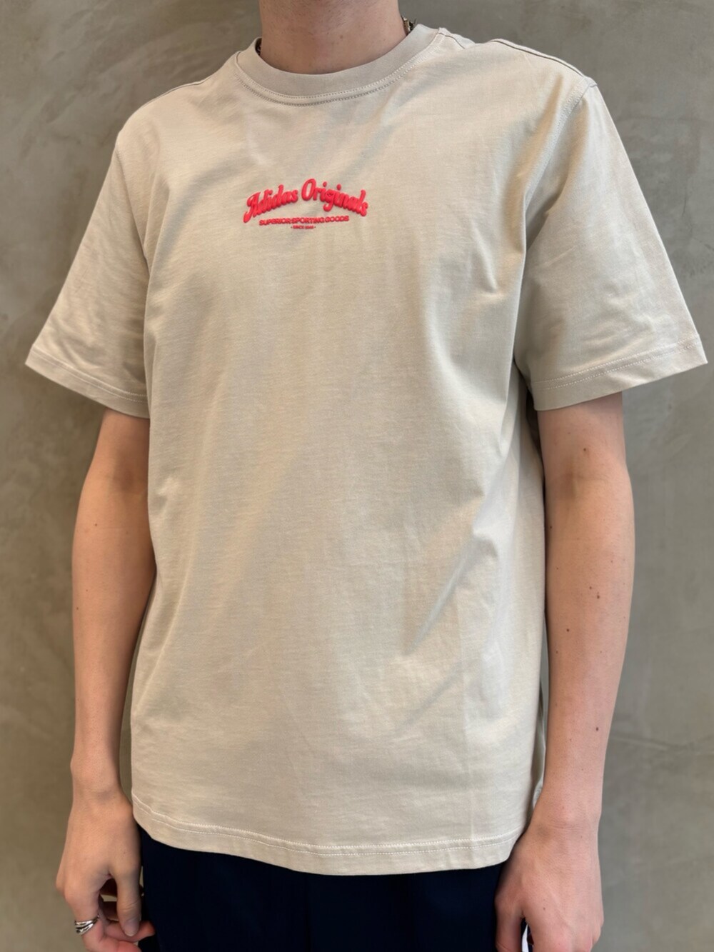 ブルー系のスウェットパンツ、ベージュ系のTシャツ/カットソー、レッド系のスニーカーを着用したメンズの春コーディネートの5枚目の写真