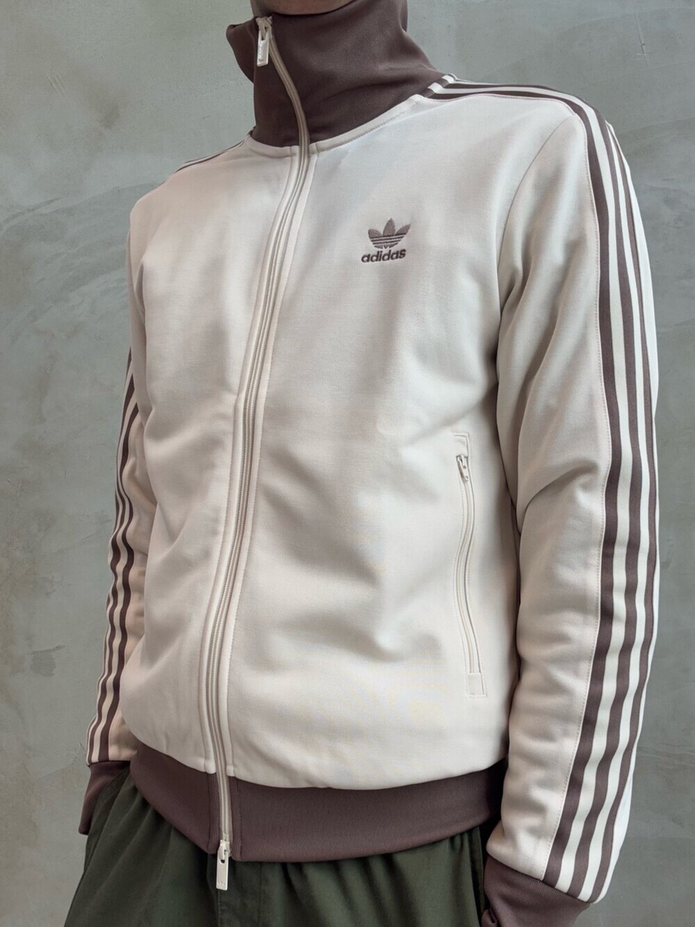 ブラック系のブルゾン、レッド系のスニーカー、ホワイト系のトップスを着用したメンズの春コーディネートの5枚目の写真