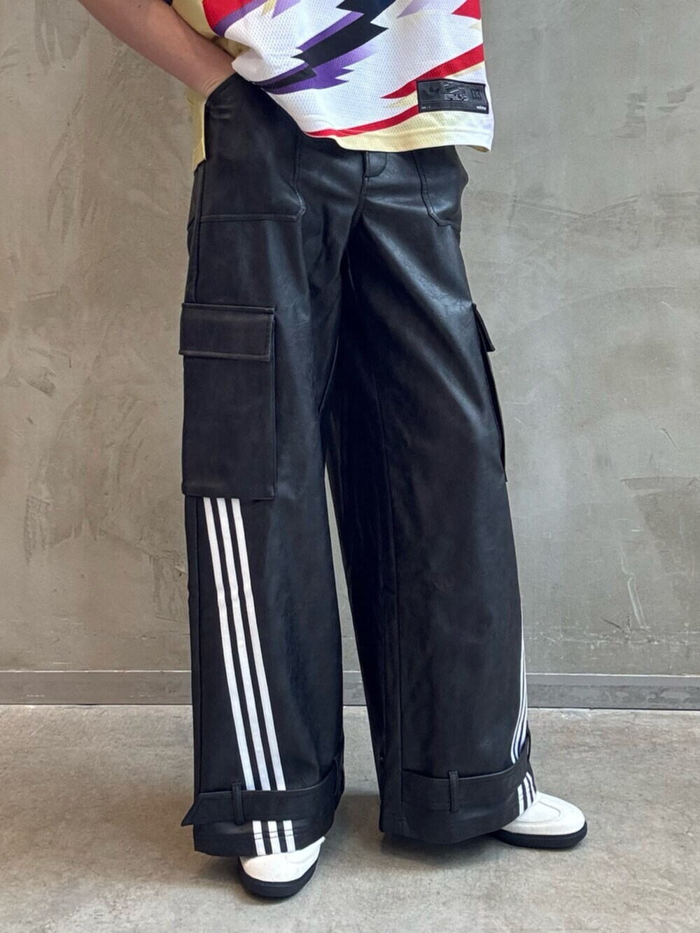 ブラック系のパンツ、ブラック系のブルゾン、ホワイト系のシューズを着用したメンズの冬コーディネートの7枚目の写真