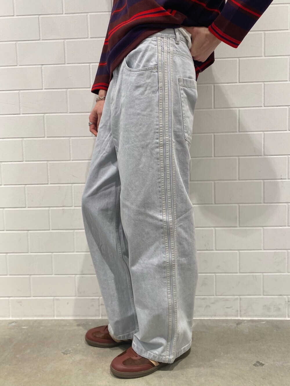 ブラウン系のスニーカー、レッド系のTシャツ/カットソー、ブルー系のその他パンツを着用したメンズの冬コーディネートの5枚目の写真