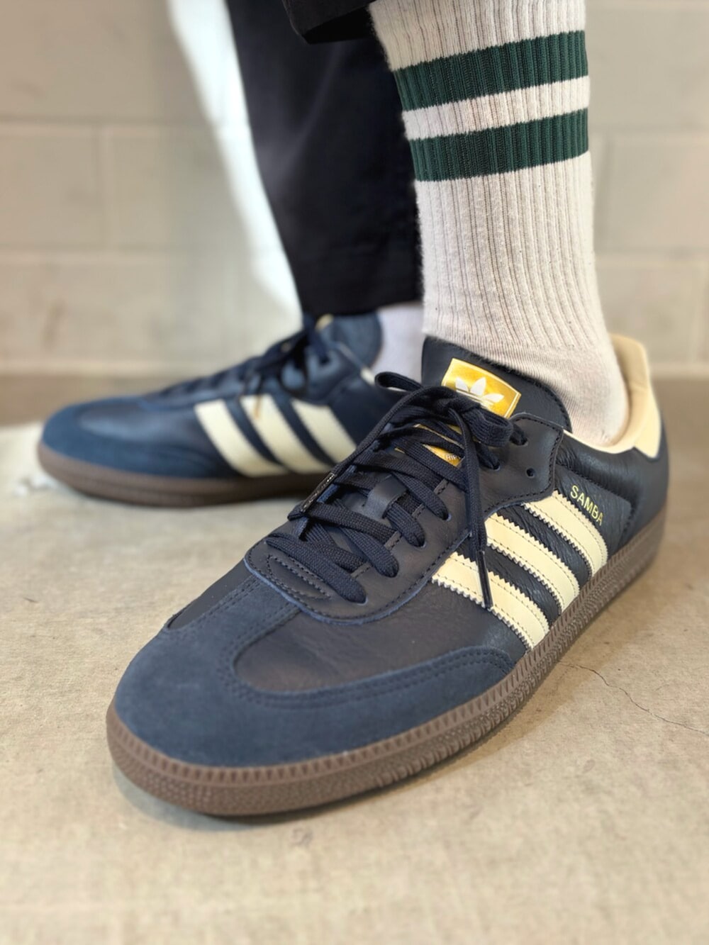 ブルー系のスニーカー、ブルー系のデニムジャケット、ブラック系のブルゾンを着用したメンズの春コーディネートの6枚目の写真