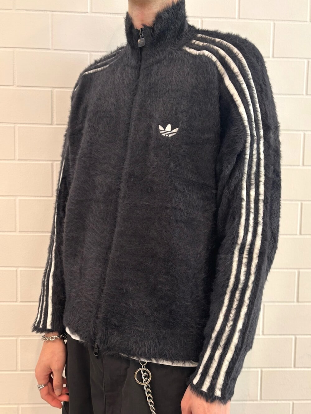 ブラック系のスニーカー、ブラック系のジャージを着用したメンズの秋コーディネートの3枚目の写真