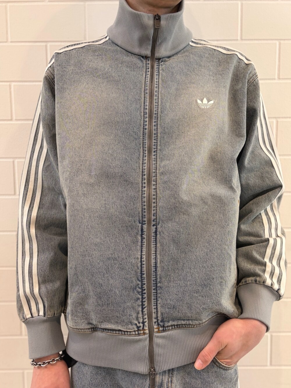 ブラック系のTシャツ/カットソー、ブルー系のデニムジャケット、ブルー系のデニムパンツを着用したメンズの春コーディネートの3枚目の写真