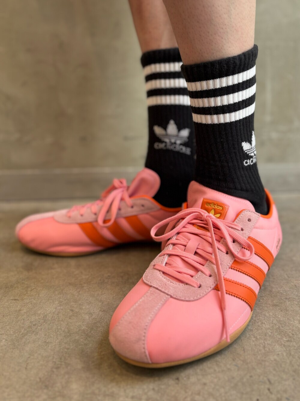 「adidas、adidas originals、アディダス、アディダスオリジナルス、スニーカー、ジャージ、アディカラー、ショーツ、チームガイスト、TOKYO、lowprofile」｜「adidasのアディカラーファイヤーバードショーツ / ハーフパンツ / アディダスオリジナルス adidas Originals（その他パンツ、ブラック系）」を使った、JNさん（メンズ・195cm）の夏コーディネートの6枚目の写真