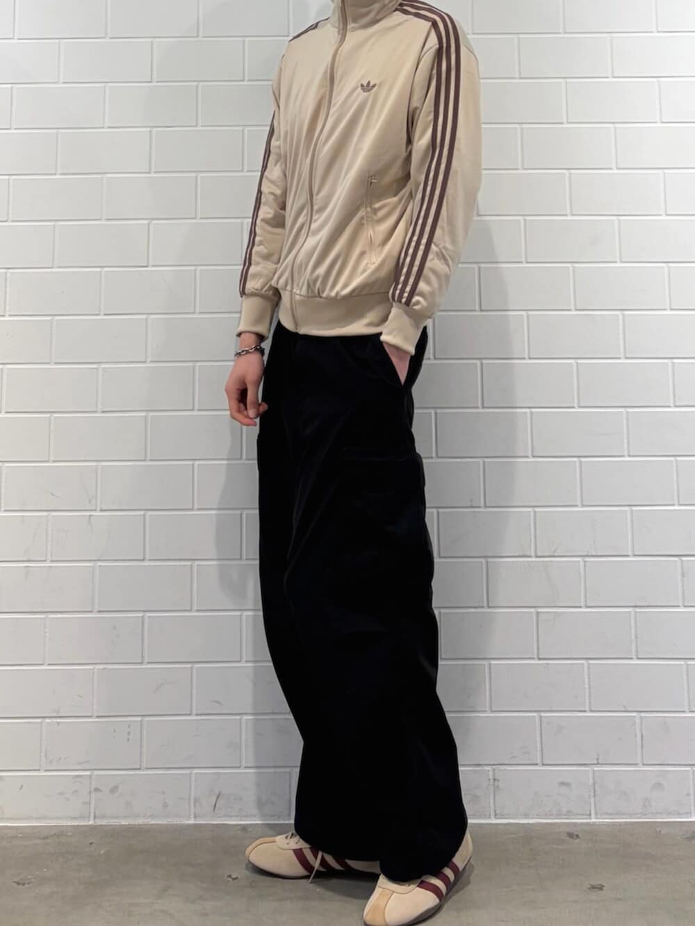 ベージュ系のシューズ、ベージュ系のトップスを着用したメンズの春コーディネートの2枚目の写真