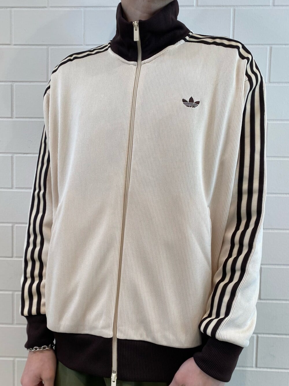 ホワイト系のジャージ、ブラウン系のジャージ、ベージュ系のスニーカーを着用したメンズの冬コーディネートの5枚目の写真