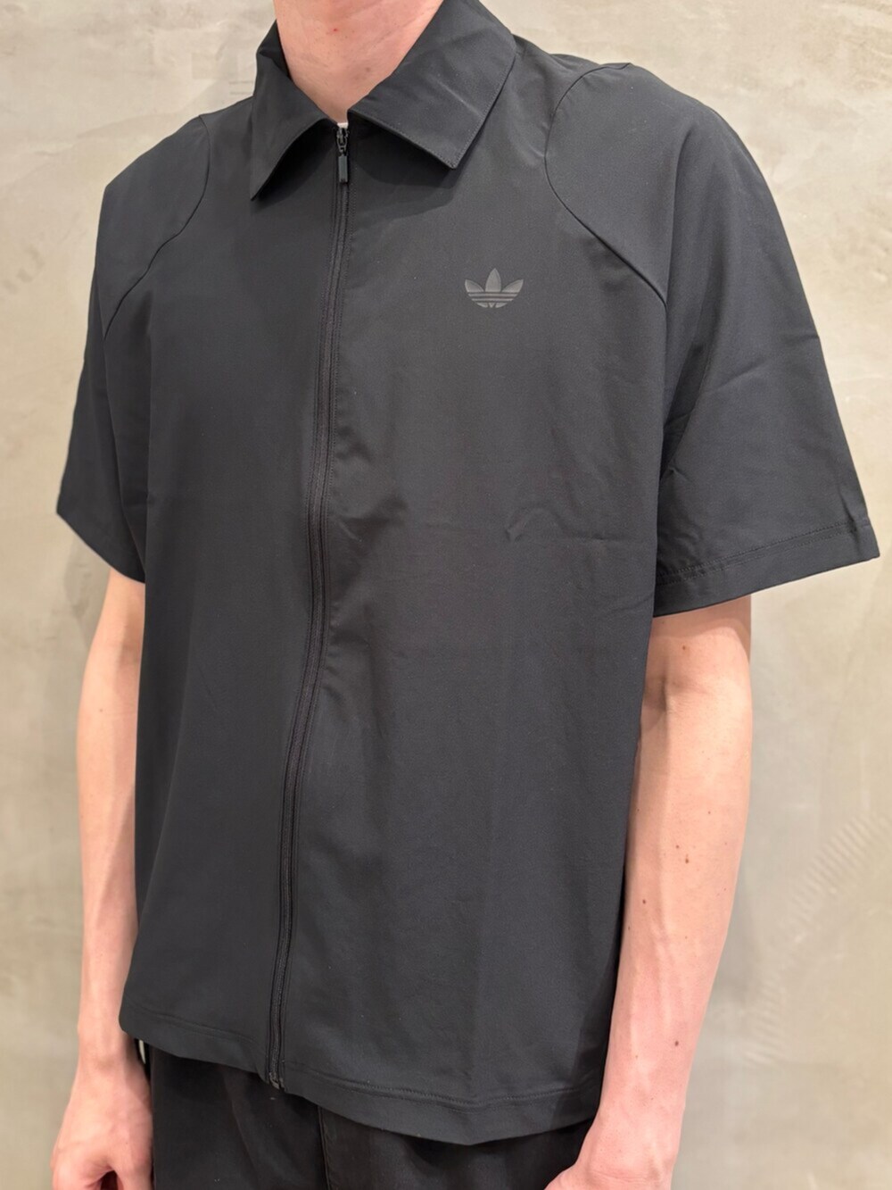 ブラック系のスニーカー、ホワイト系のTシャツ/カットソー、ブラック系のシャツ/ブラウスを着用したメンズの春コーディネートの4枚目の写真