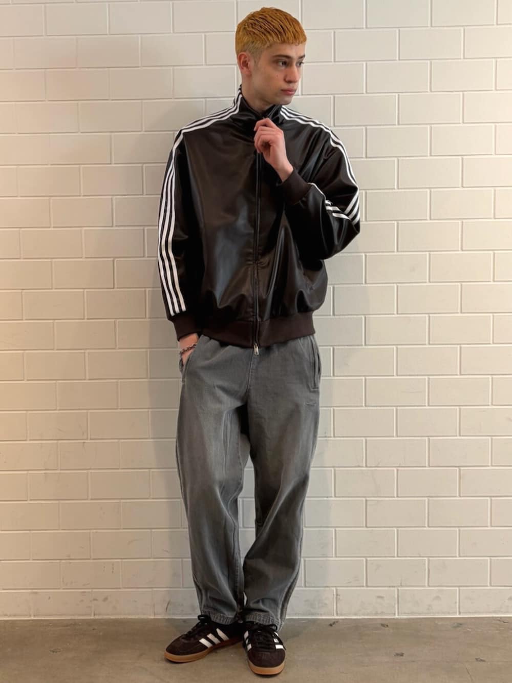 ブルー系のデニムパンツ、ブラウン系のジャージ、ブラウン系のシューズを着用したメンズの冬コーディネートの3枚目の写真