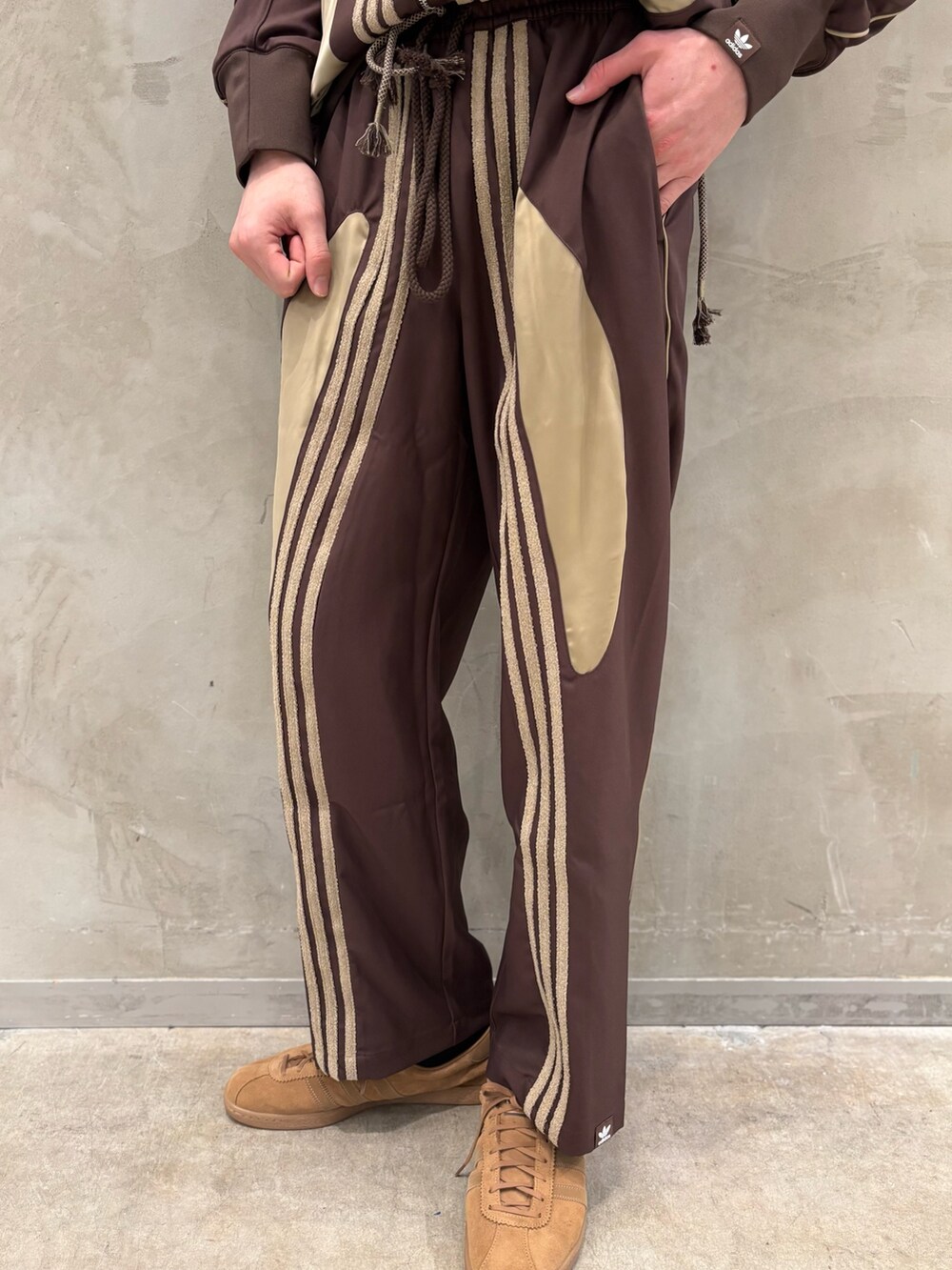 ブラウン系のジャケット/アウター、ブラウン系のパンツ、ブラウン系のスニーカーを着用したメンズの春コーディネートの5枚目の写真