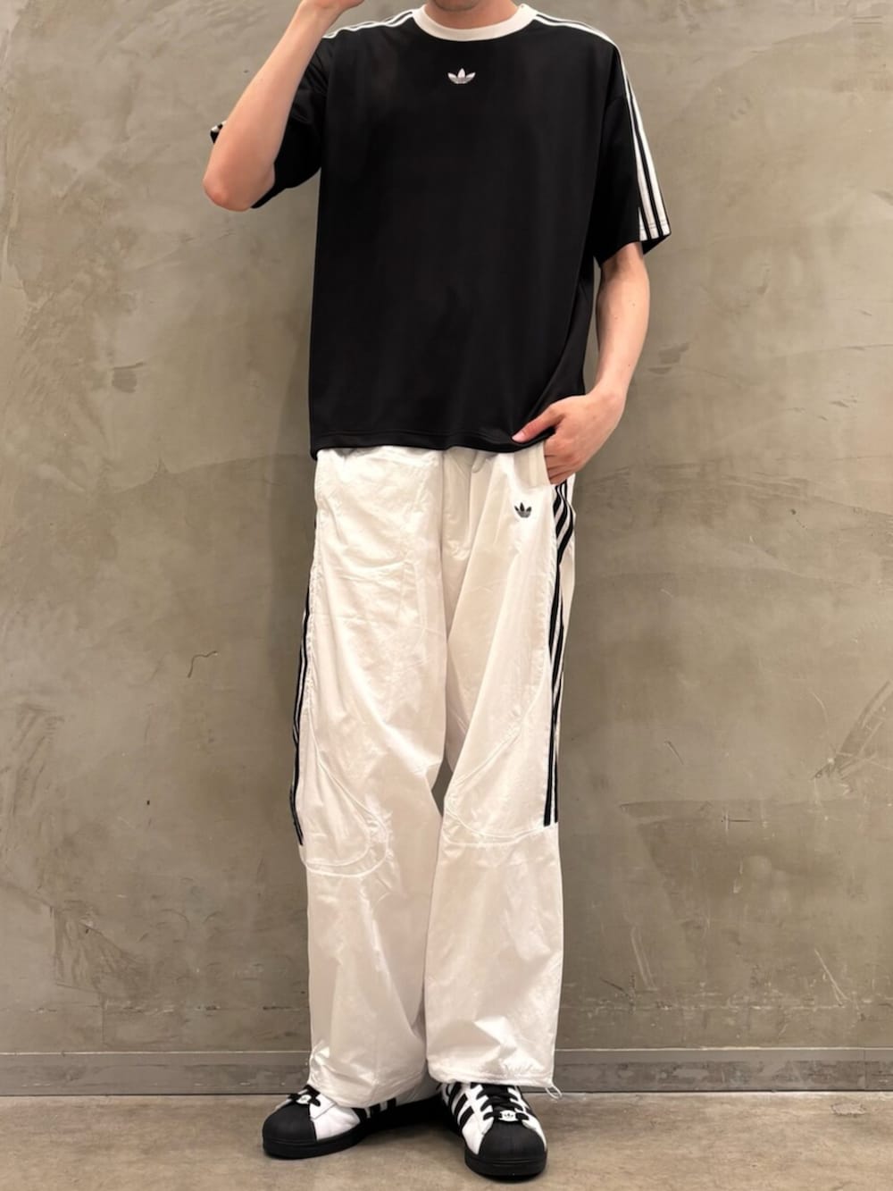 ホワイト系のスニーカー、ブラック系のTシャツ/カットソー、ホワイト系のその他パンツを着用したメンズの夏コーディネートの2枚目の写真