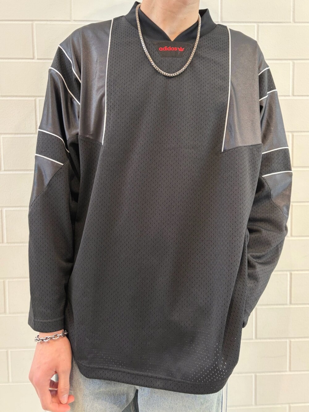 ブラック系のTシャツ/カットソー、ブルー系のデニムジャケット、ブルー系のデニムパンツを着用したメンズの春コーディネートの4枚目の写真