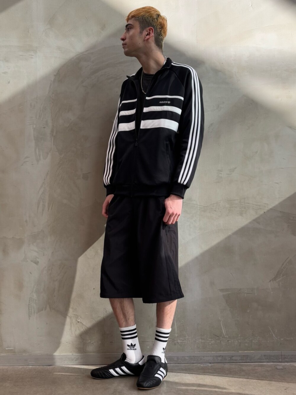 ブラック系のその他パンツ、ブラック系のジャージ、ブラック系のシューズを着用したメンズの冬コーディネートの3枚目の写真