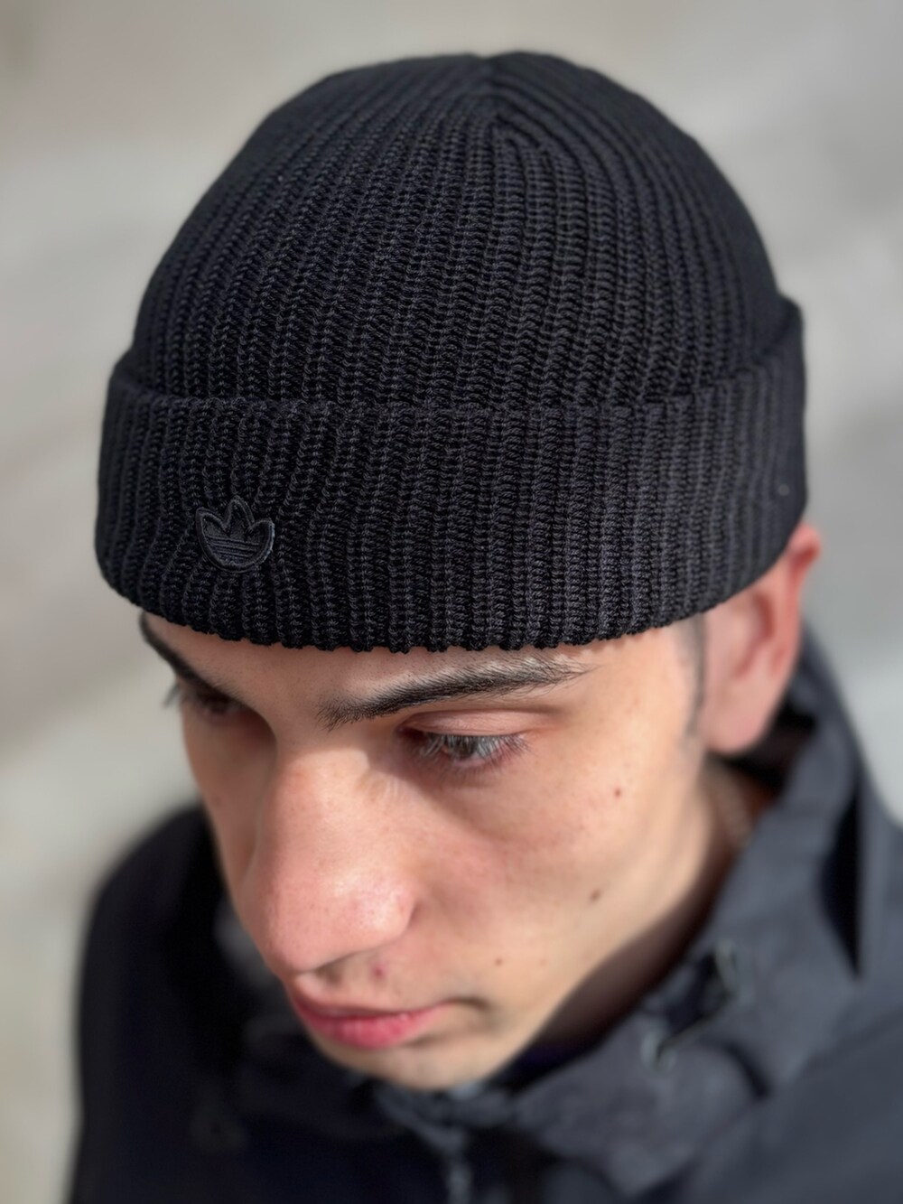 ブラック系のマウンテンパーカー、ベージュ系のその他パンツ、ブラウン系のスニーカーを着用したメンズの冬コーディネートの3枚目の写真