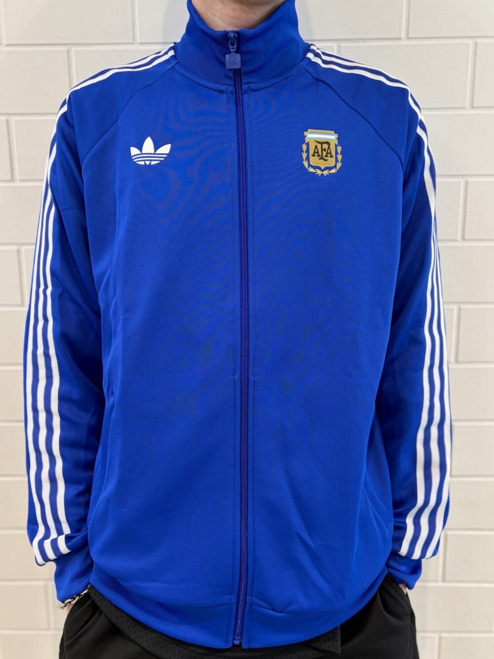 ブルー系のスニーカー、ブルー系のジャージを着用したメンズの春コーディネートの3枚目の写真