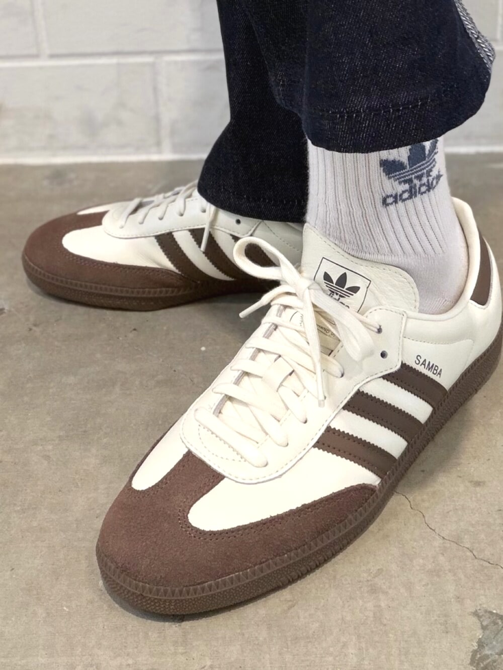 ホワイト系のスニーカー、ブルー系のデニムジャケット、ブルー系のその他パンツを着用したメンズの春コーディネートの6枚目の写真