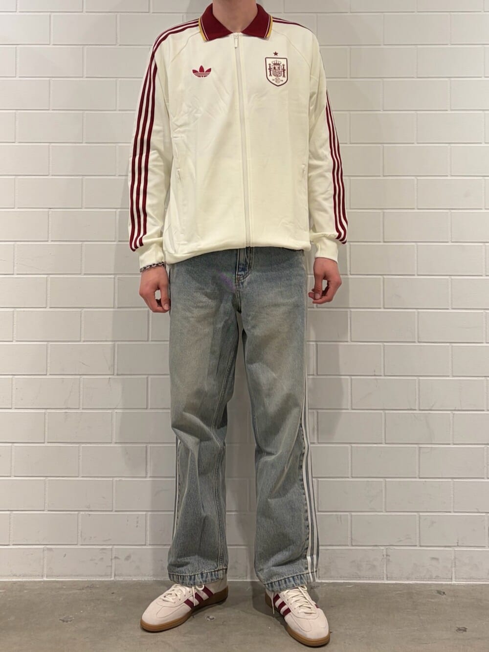 ブルー系のデニムパンツ、ホワイト系のトップス、ホワイト系のシューズを着用したメンズの春コーディネートの2枚目の写真